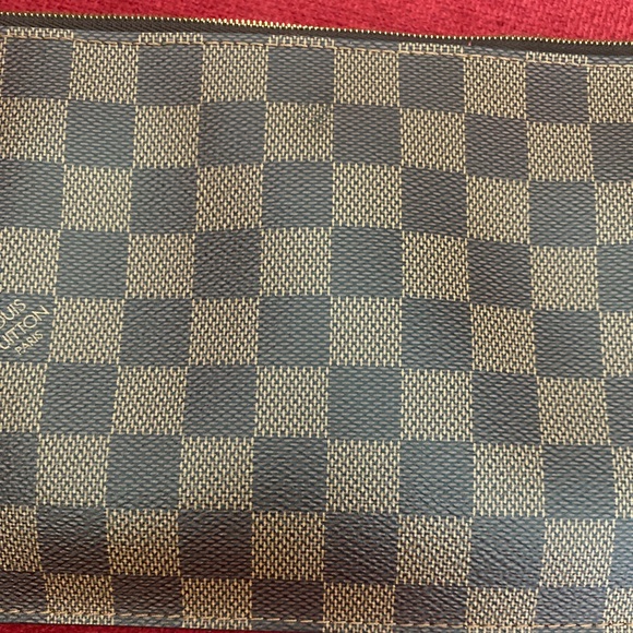 ⭐️SOLD⭐️ Louis Vuitton Damier Wristlet - Picture 5 of 7